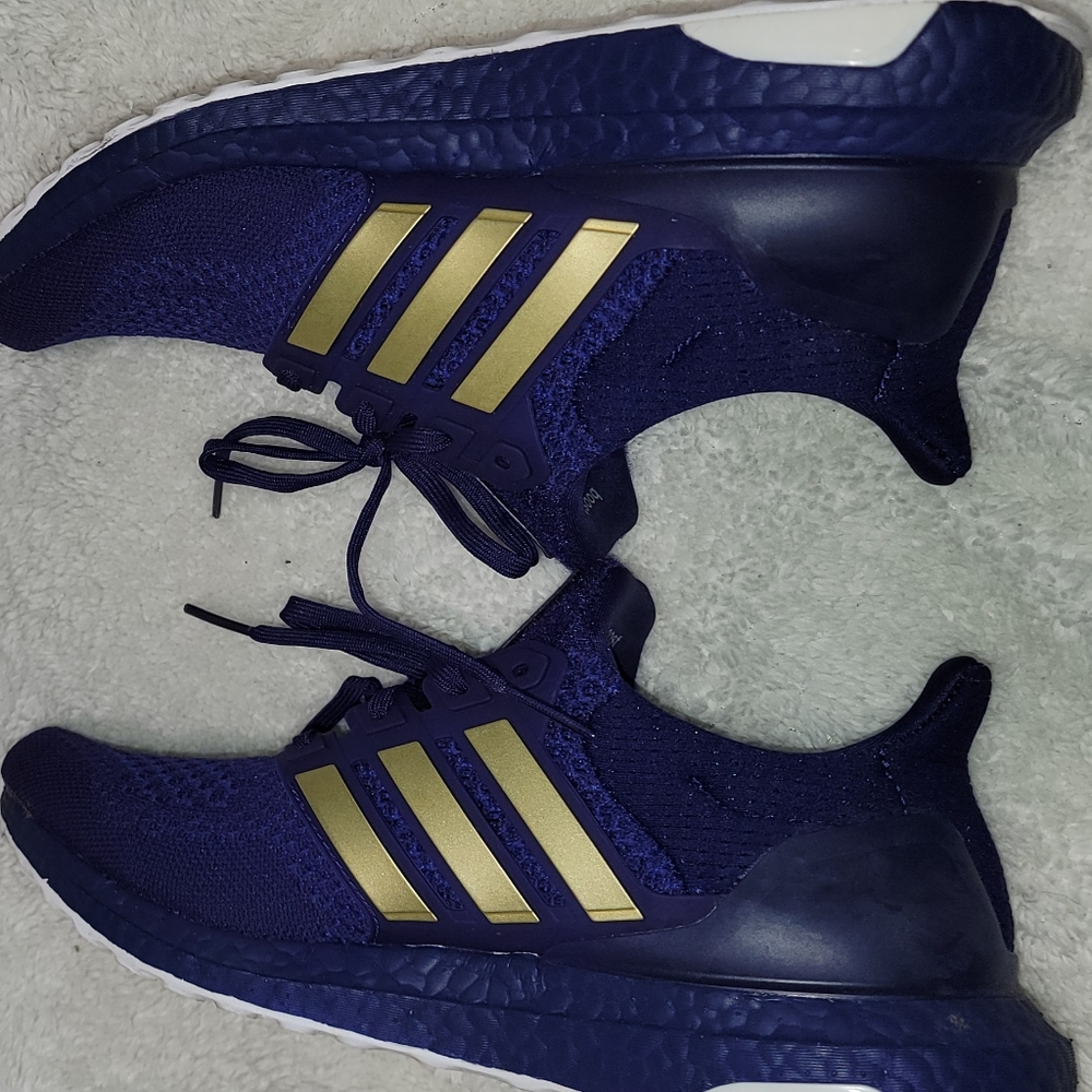 Washington Huskies adidas Ultraboost 1.0 DNA Running Shoe - Purple/Gold - Picture 7 of 9